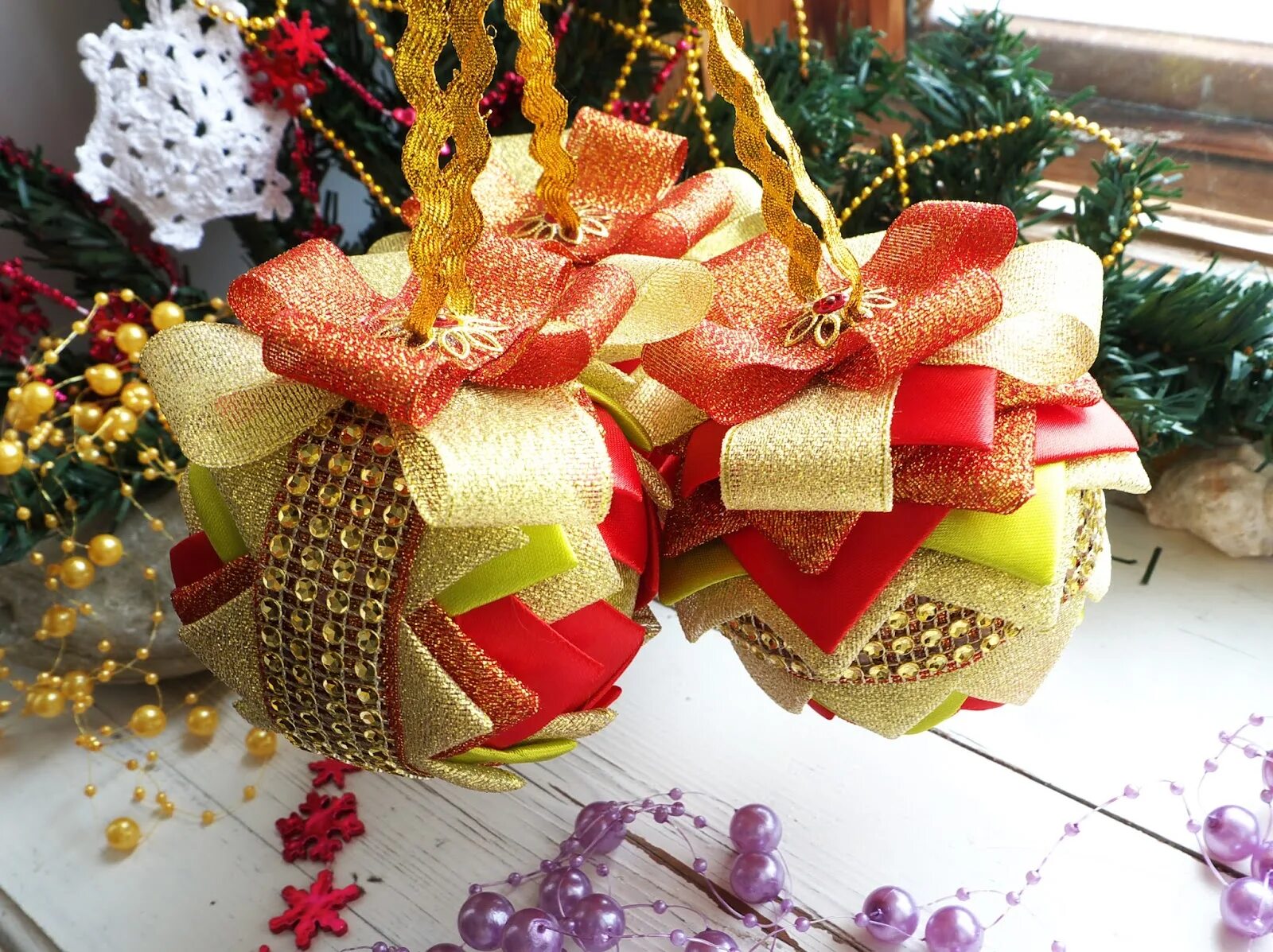 новогодние веночки. бантики на елку. что можно сделать из новогодней ленты. что можно сделать из новогодней ленты. бантик из ленты на елку.