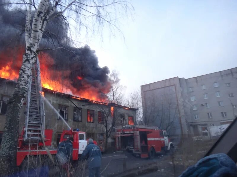 Пожар в ярославле. В ярославле горит сегодня. Пожарные ярославль. Пожар в ярославле сейчас. Пожар в ярославле сейчас в заволжском районе.
