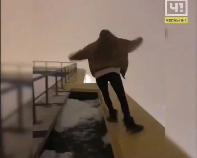 Видео с камеры где девочка упала. Видео с камеры где девочка упала