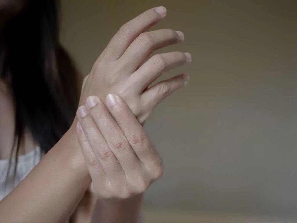 Сустав указательного пальца. Тоннельный синдром запястного нерва. Заболевания суставов рук. Женский большой палец руки. После работы болят пальцы рук.