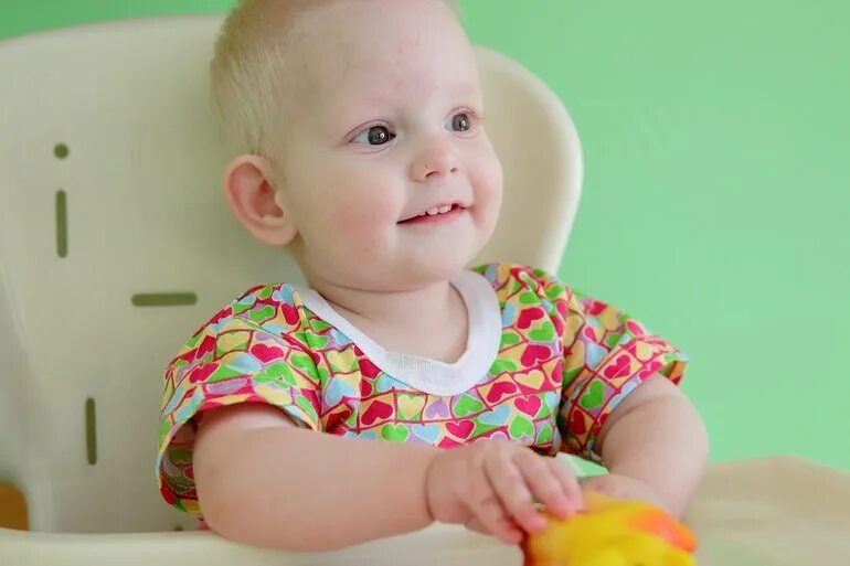 От мамы к маме абакан. Ищу маму видео. Ищу маму видео. Ребенок ищет маму. Ищу маму видео.