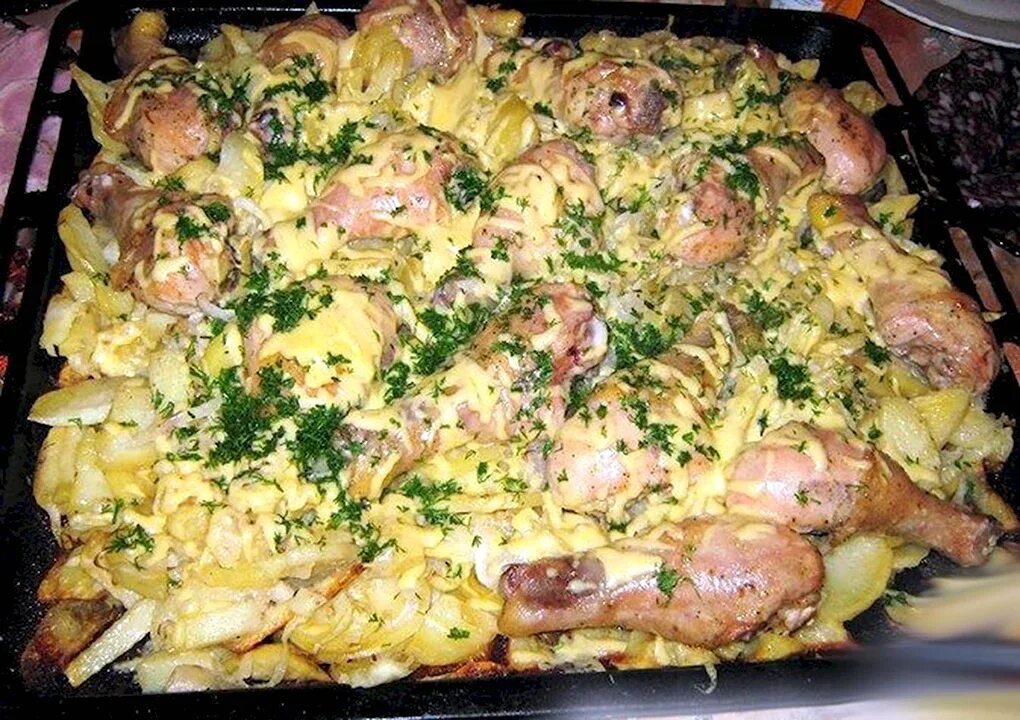 Курица с овощами в духовке. Курочка в духовке с картошкой и овощами. Курица с картошкой в духовке. Ужин картошка с курицей. Курица запеченная с картошкой и грибами.