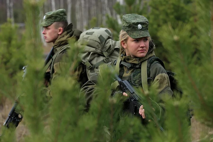 Российские мужчин призовут. Военный мужчина и женщина Россия. Женщины военнослужащие вс РФ. Военные контрактники. Контрактники в Российской армии.