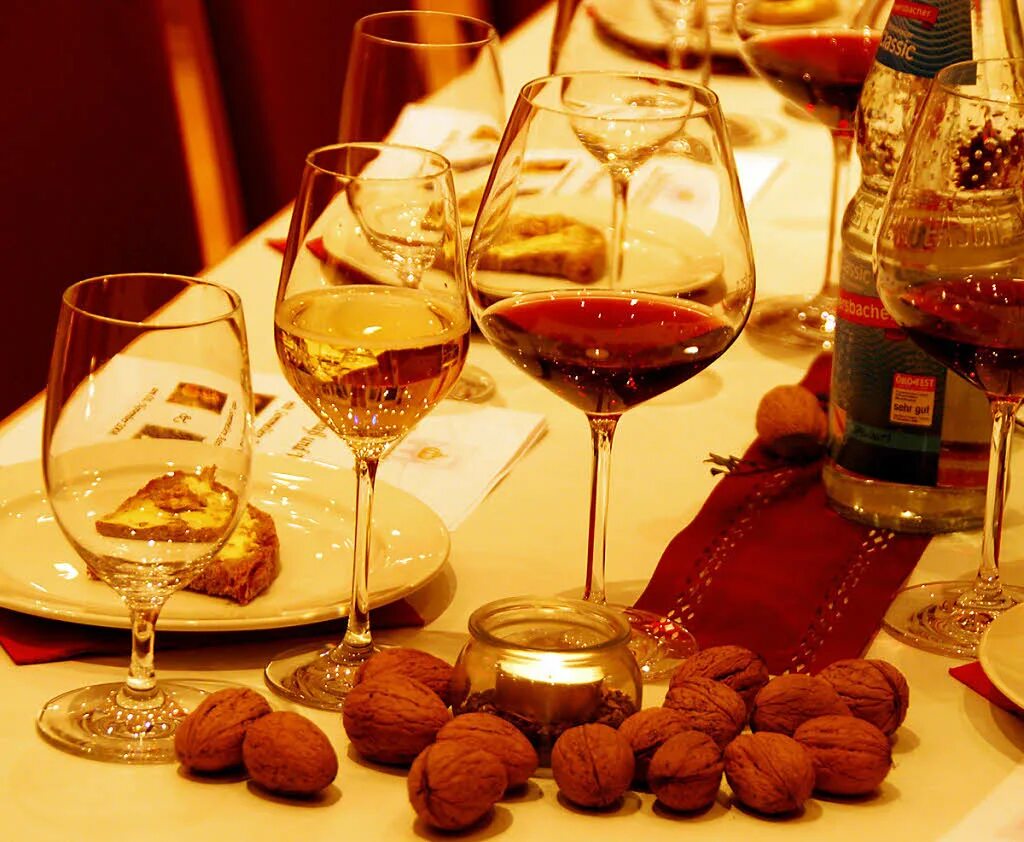 вино рождество. глинтвейн безалкогольный на вишневом соке. новогоднее вино. как пить вино. какое вино пьют на рождество.