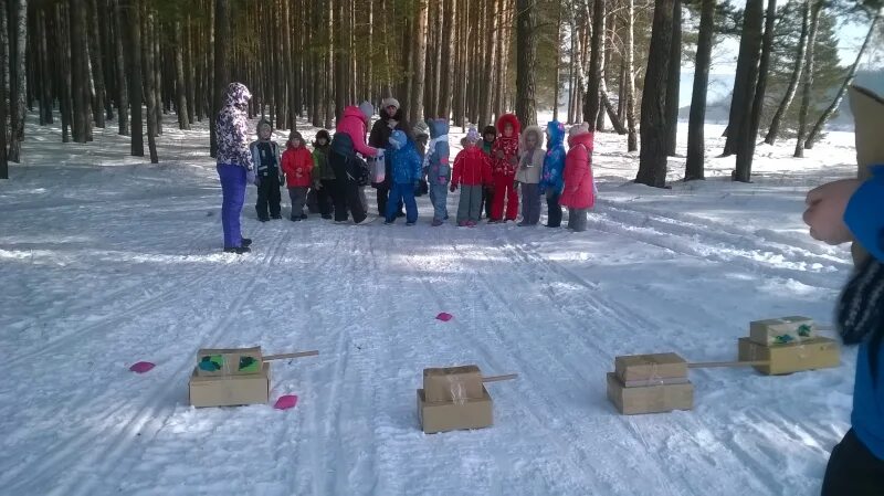 Полоса препятствий для детей зимой на улице. Полоса препятствий зимой для детей. Зарница в детском саду на улице зимой. Полоса препятствий в ДОУ зимой.