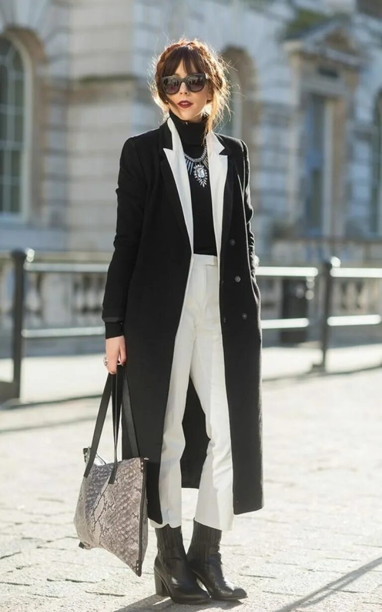 Черное пальто и белые брюки. Стильные образы с черным пальто. Пальто черно белое. Стильное черное пальто женское. Пальто женское черно белое.