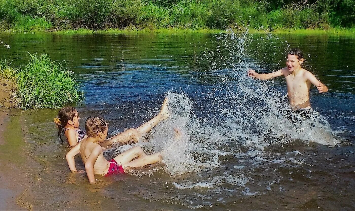 Купаться м. Дети купаются в озере. Дети купаются в реке. Летом дети купаются в речке. Лето дети купаются в реке.