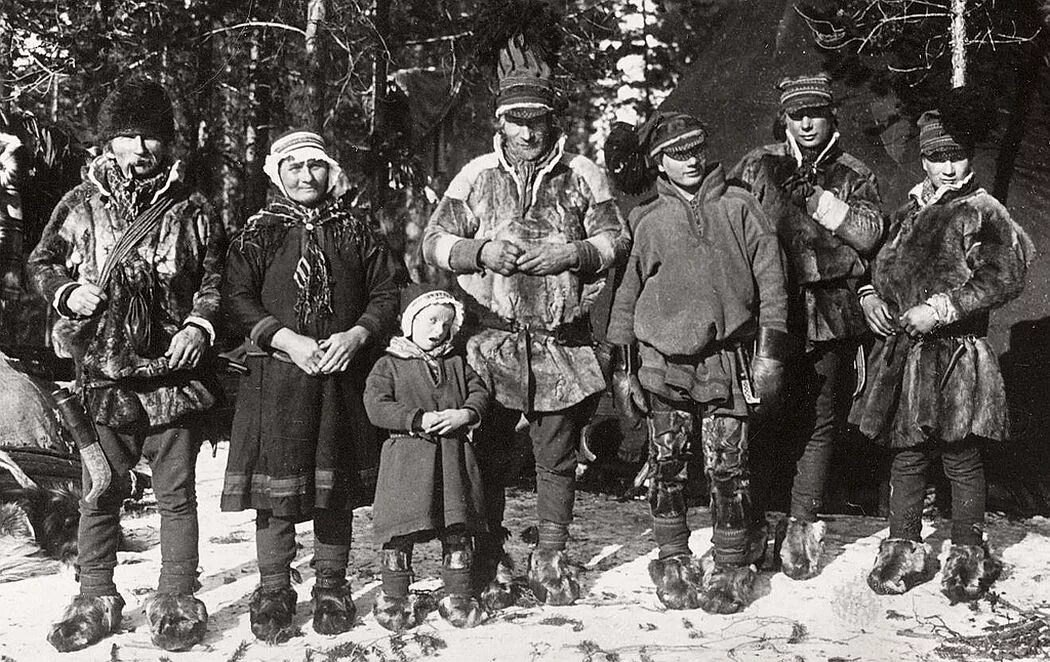 Финское племя 3. Саами кольский полуостров. Саамы кольского полуострова. Одежда в каменном веке. Саамы ингерманландия.