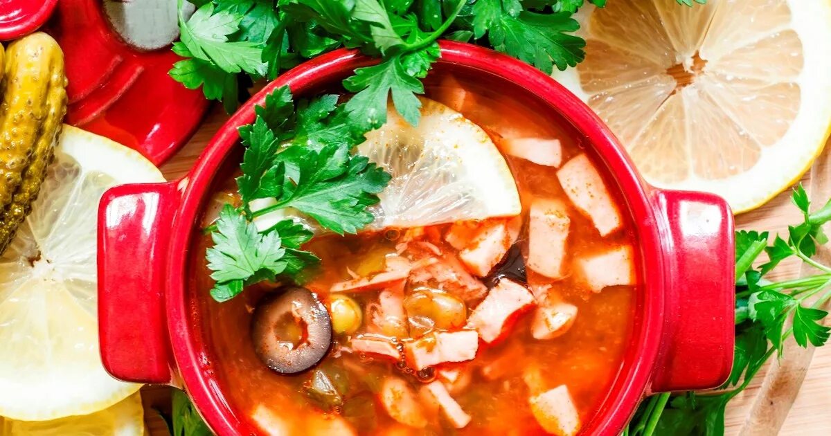 Рецепт солянки классической с колбасой и копченостями. Сборная солянка с копченостями мясная классическая. солянка сборная мясная с каперсами. сборная солянка с копченостями. солянка мясная каперсы.