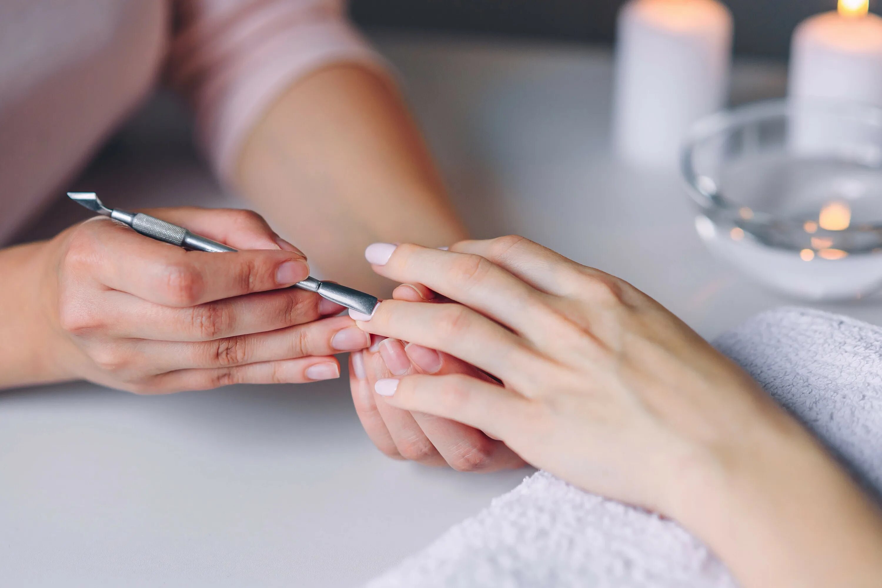 маникюр процедура. салон маникюра. маникюрщица в америке. салон маникюра. курсы маникюра.