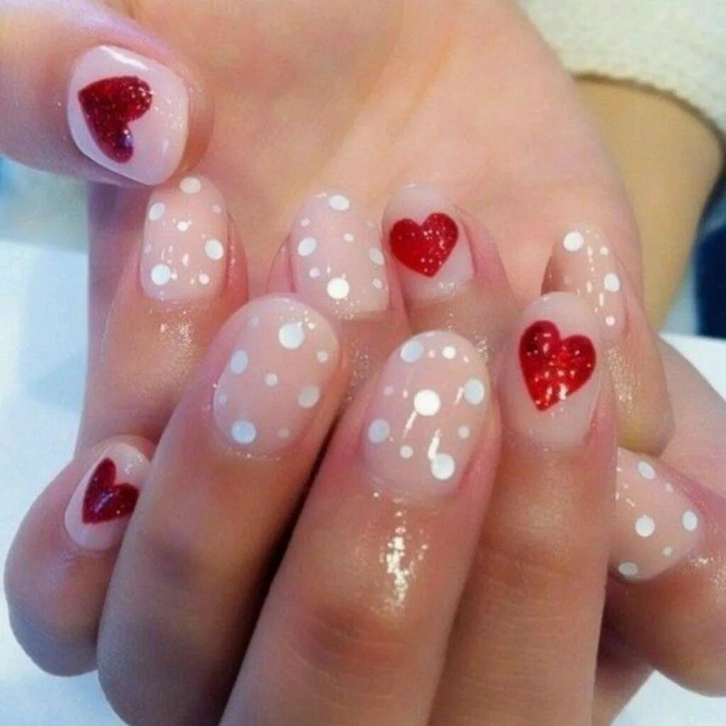Нарощенные ногти розовые. Ногти с сердечками. Маникюр с сердечками на короткие. Розовый маникюр с сердечками. Ногти с сердечками.