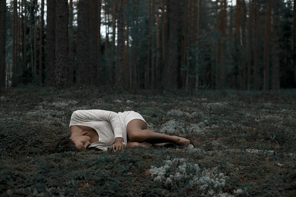 счастливая девушка. девушка в мрачном лесу. грустная девушка в лесу. девушка в лесу. фотосессия в лесу.