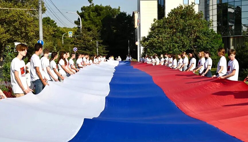 День флага города. Знамя города москвы. День флага города. День флага города. Украшение города флагами.
