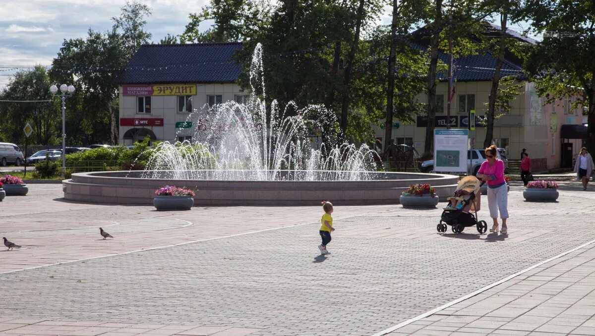 Погода ясное тымовского. Сахалин пгт Тымовское. Поселок Тымовское Сахалинской. Фонтан в Тымовском Сахалинская область. Тымовское площадь города.