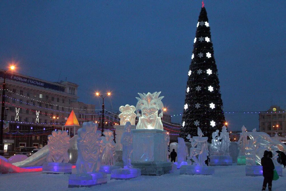 Площадь революции ледяной городок. Ледяной городок челябинск площадь революции. площадь революции челябинск ледовый городок. елка на площади революции в челябинске. площадь революции челябинск зимой.