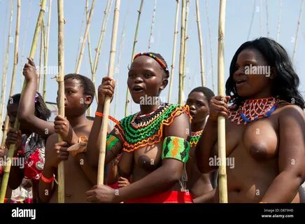 Zulu girls hi-res stock photography and images - Alamy