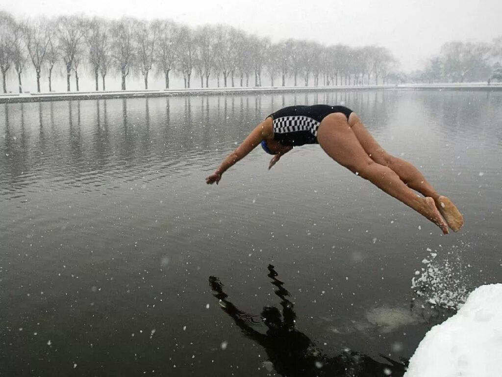 Dive into me. Девушка ныряет в воду. Человек ныряет. Прыгает в воду. Прыжки в воду.