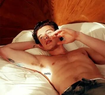Slideshow male celeb pits.