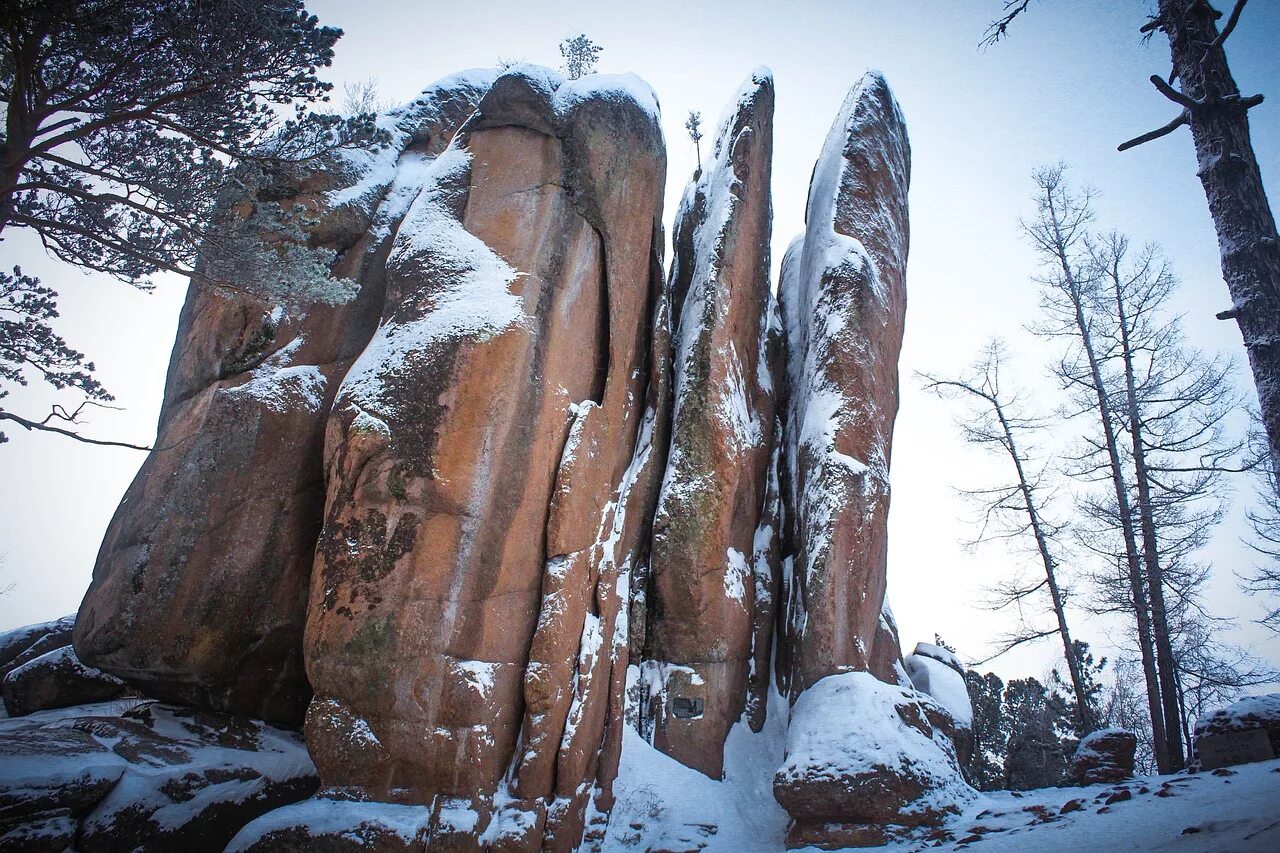 Красноярск заповедник Красноярские столбы. Красноярские столбы заповедник скала перья. Национальный парк столбы Красноярск. Красноярск скалы заповедник столбы. Природные достопримечательности красноярского