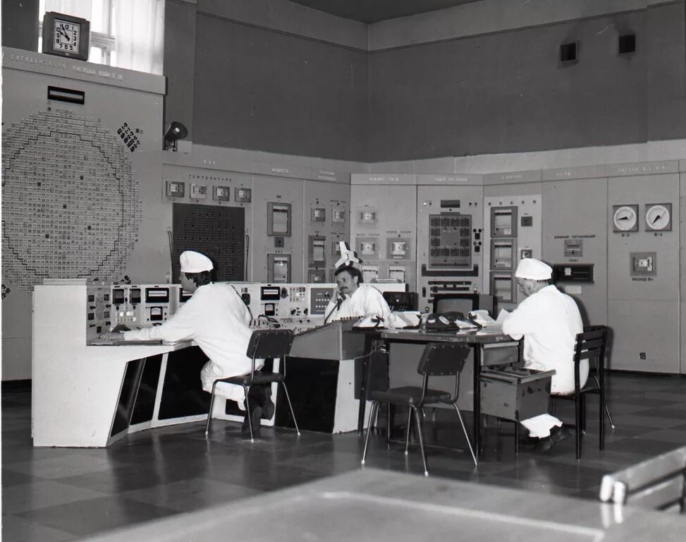 Блокада западного берлина 1948. Берлинский кризис 1948 г. Информбюро 1947. Архив демонстрации 1 мая город орск 1983 год. Югославские газеты.