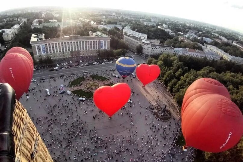 Великие луки воздушные шары 2025. Фестиваль воздухоплавания великий новгород. шары в небе.