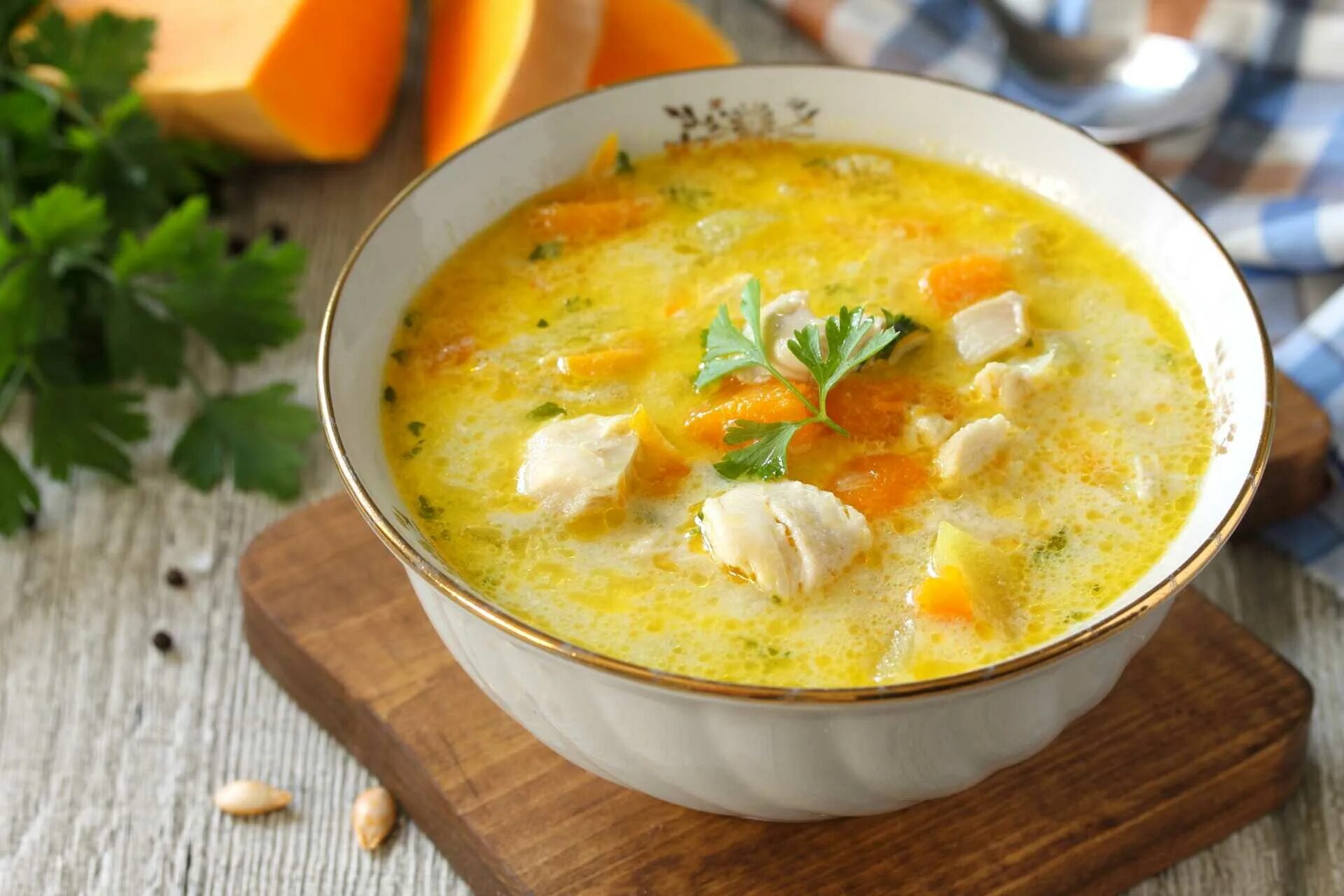 Суп пюре картошка курица. Куриный суп с тыквой. суп с тыквой и курицей. суп на курином бульоне. тыквенный суп на курином бульоне.