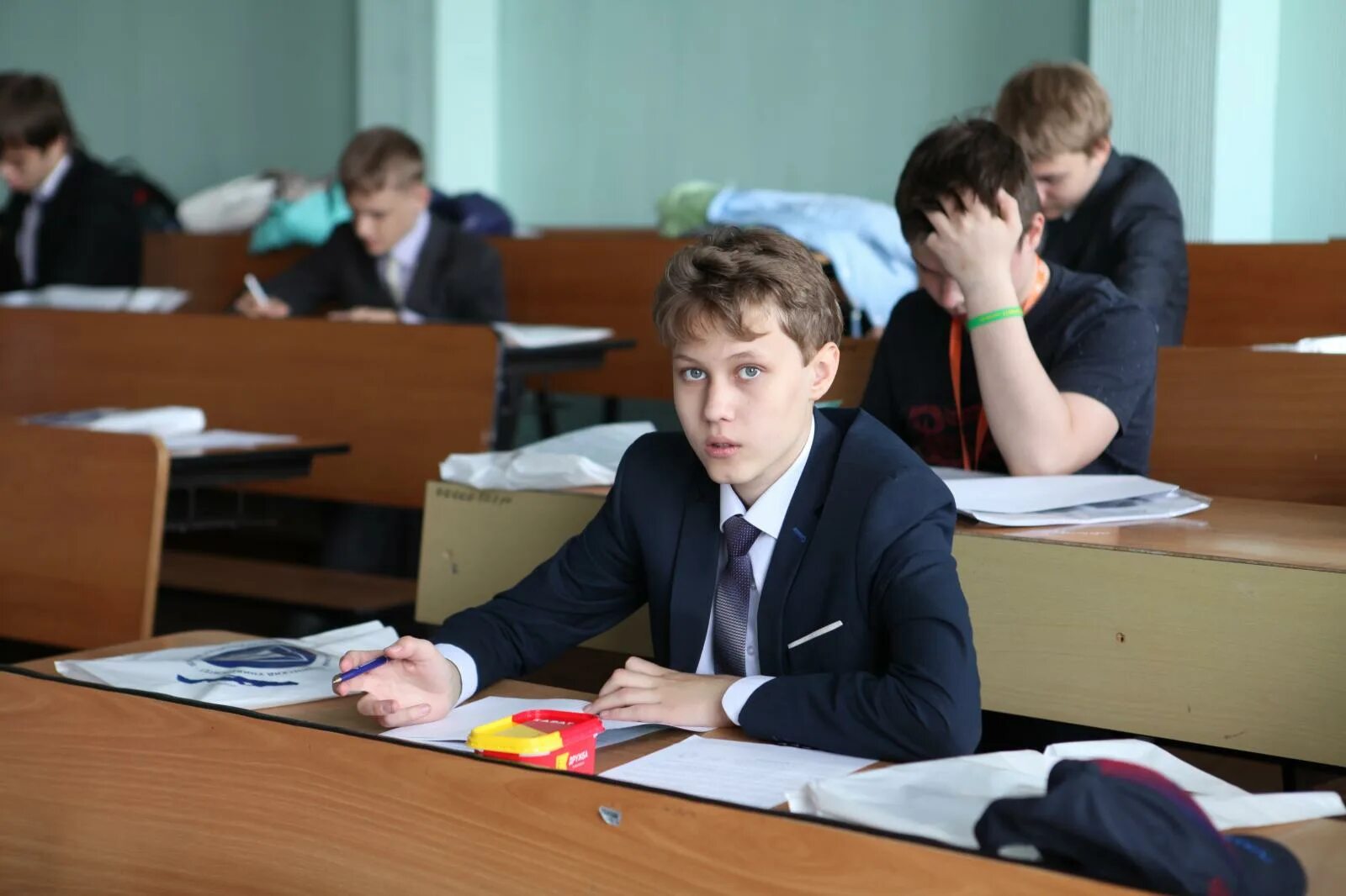 Школы москвы в понедельник работают. Красивый семиклассник. Семиклассники фото. Семиклассники линейка. Пацаны семиклассники.