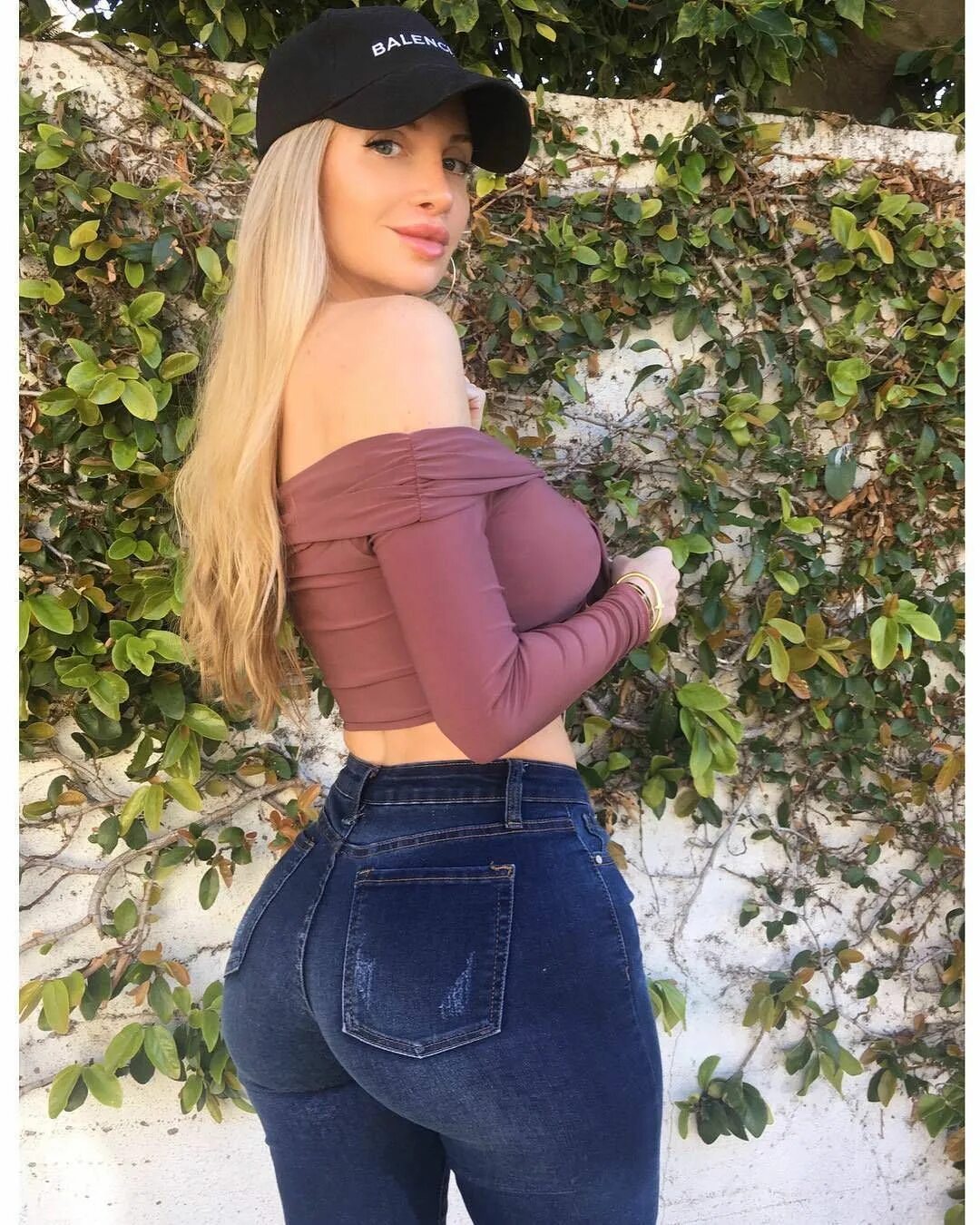 Big curvy blonde. Amanda Lee в джинсах.