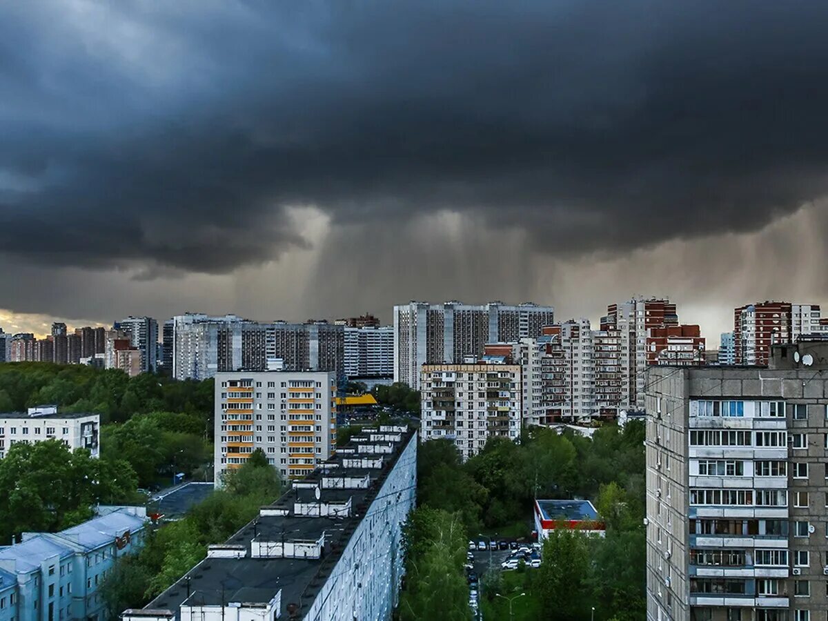 Ветер г москва. Гроза в Москве. Ураган за окном. Дождь в России. Москва пасмурно.