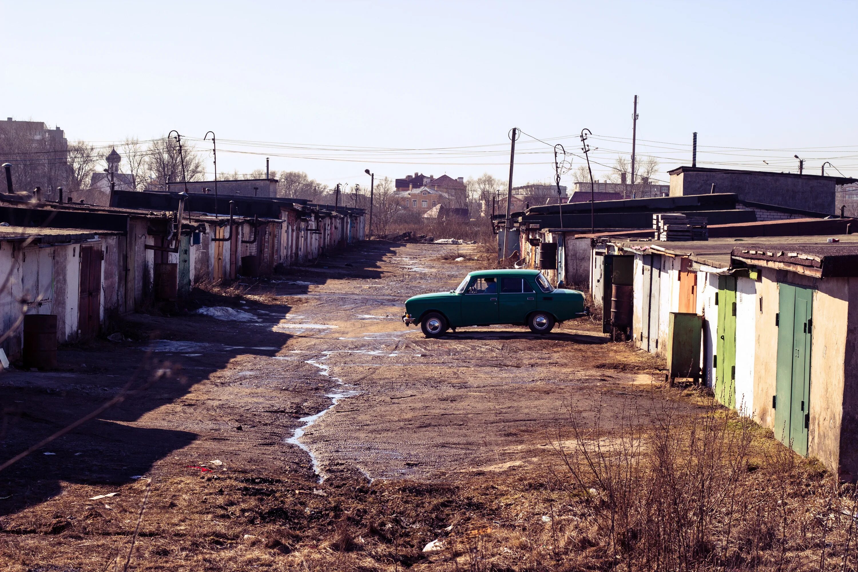 Гаражи майкопа. Страшный гараж. Гаражный массив. Гараж старый. Гаражи в России.