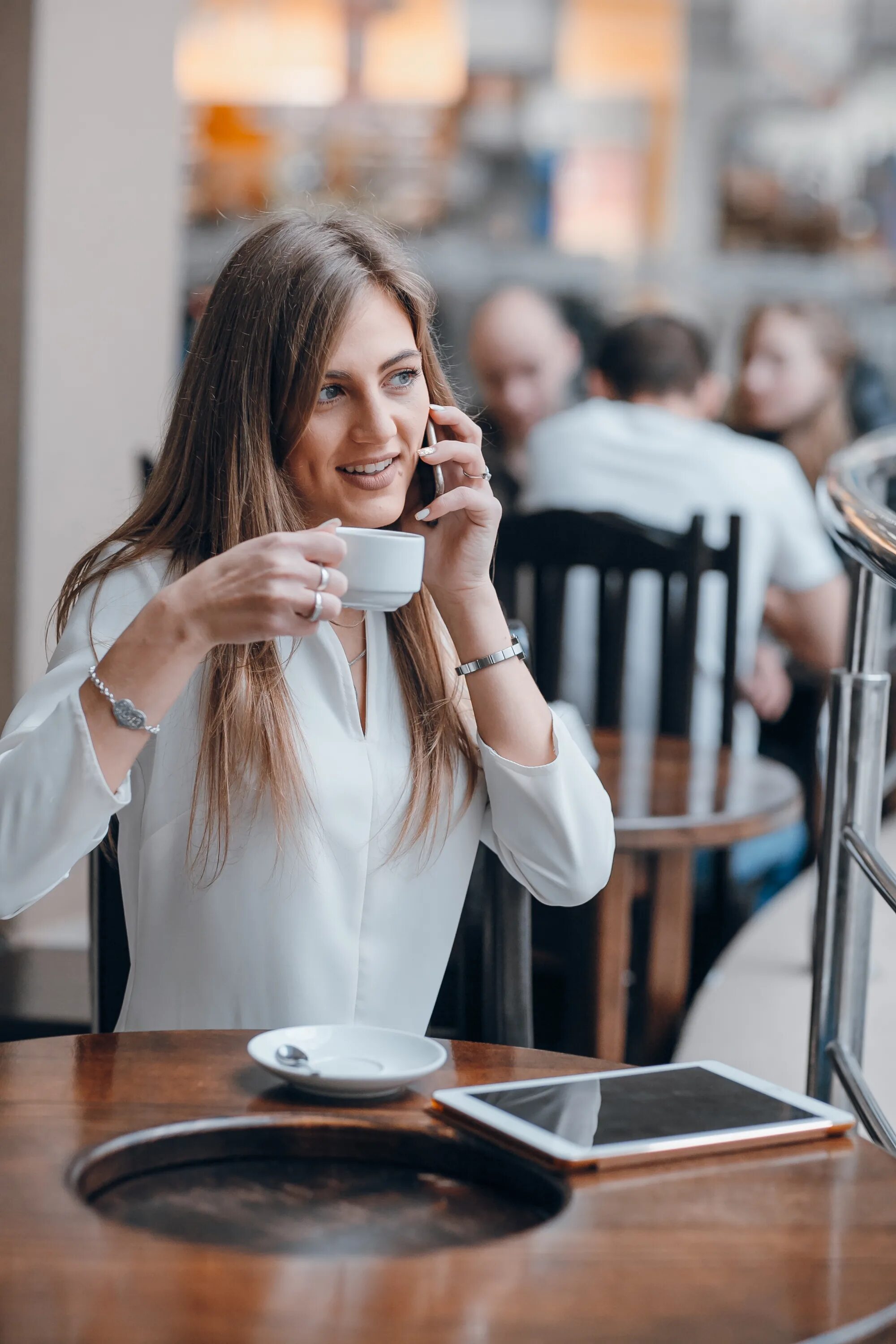 Девушка на работе. Девушка разговаривает по телефону во время. Удивленная девушка в очках. Женщина говорит по телефону. Девушка разговаривает по телефону во время.