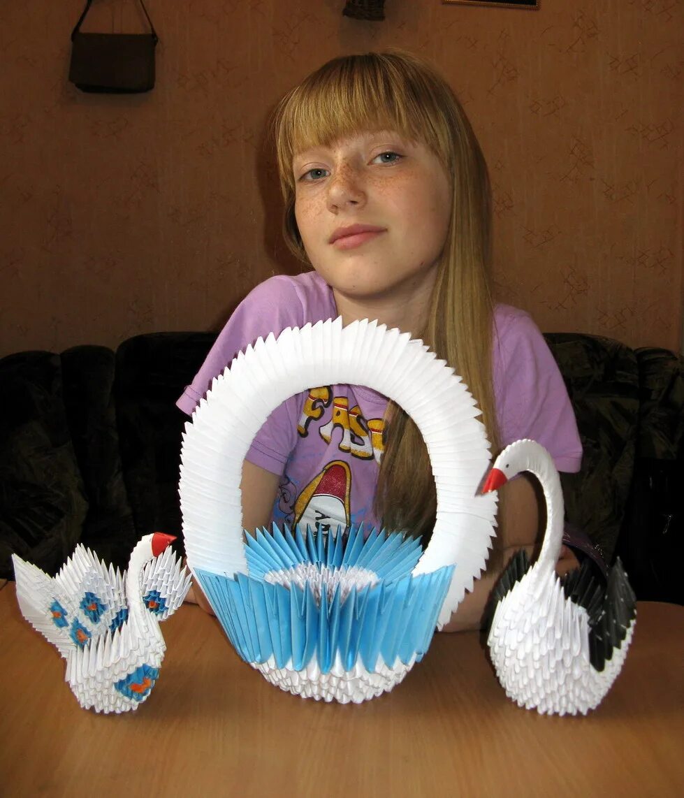 алиса в стране чудес подкелука. конкурс детские фантазии поделки. панда из полимерной глины брошь. забавные поделки из бумаги. кукольная композиция.