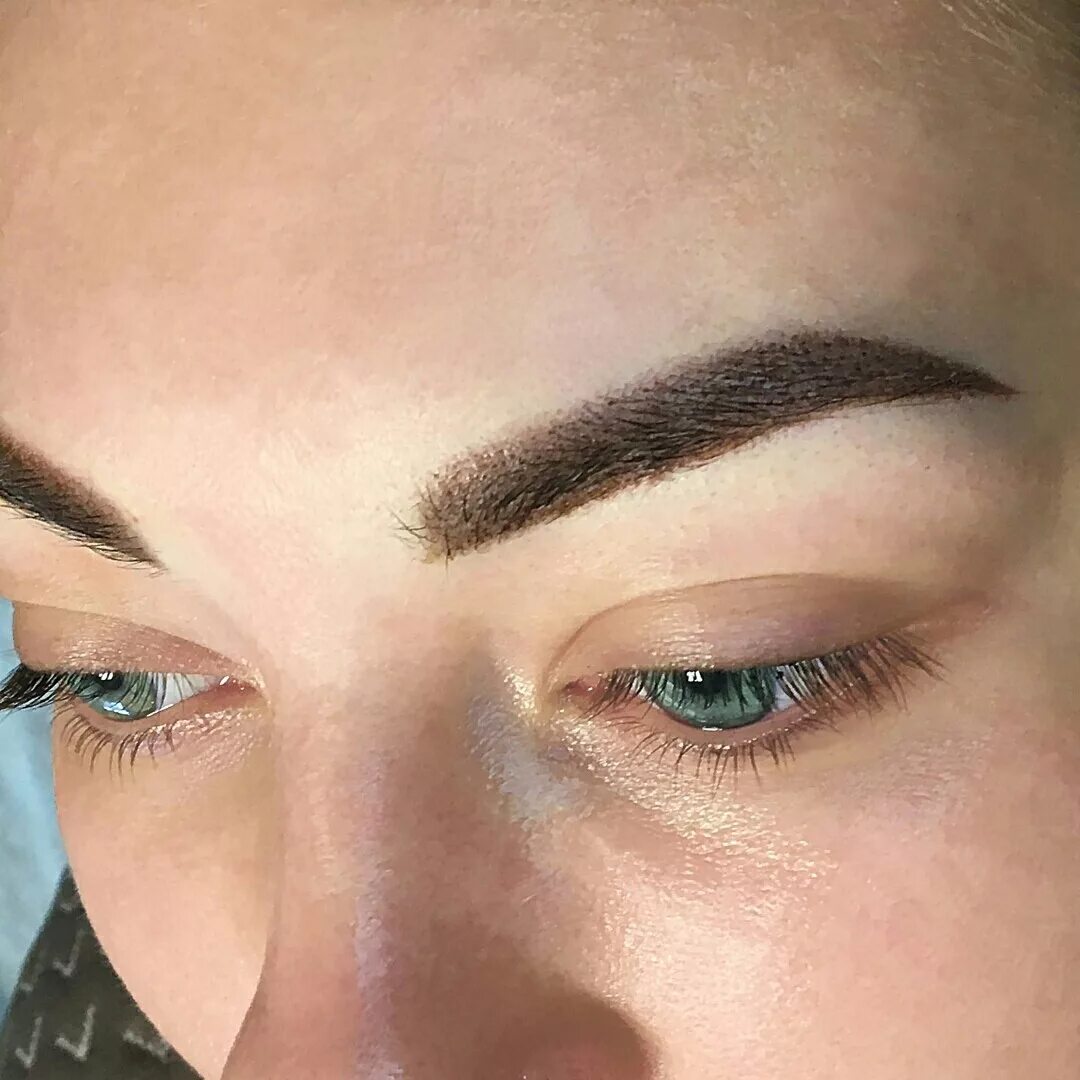 техника пушистых бровей. завитые брови. перманентный макияж бровей. брови екатеринбург. наращивание бровей.