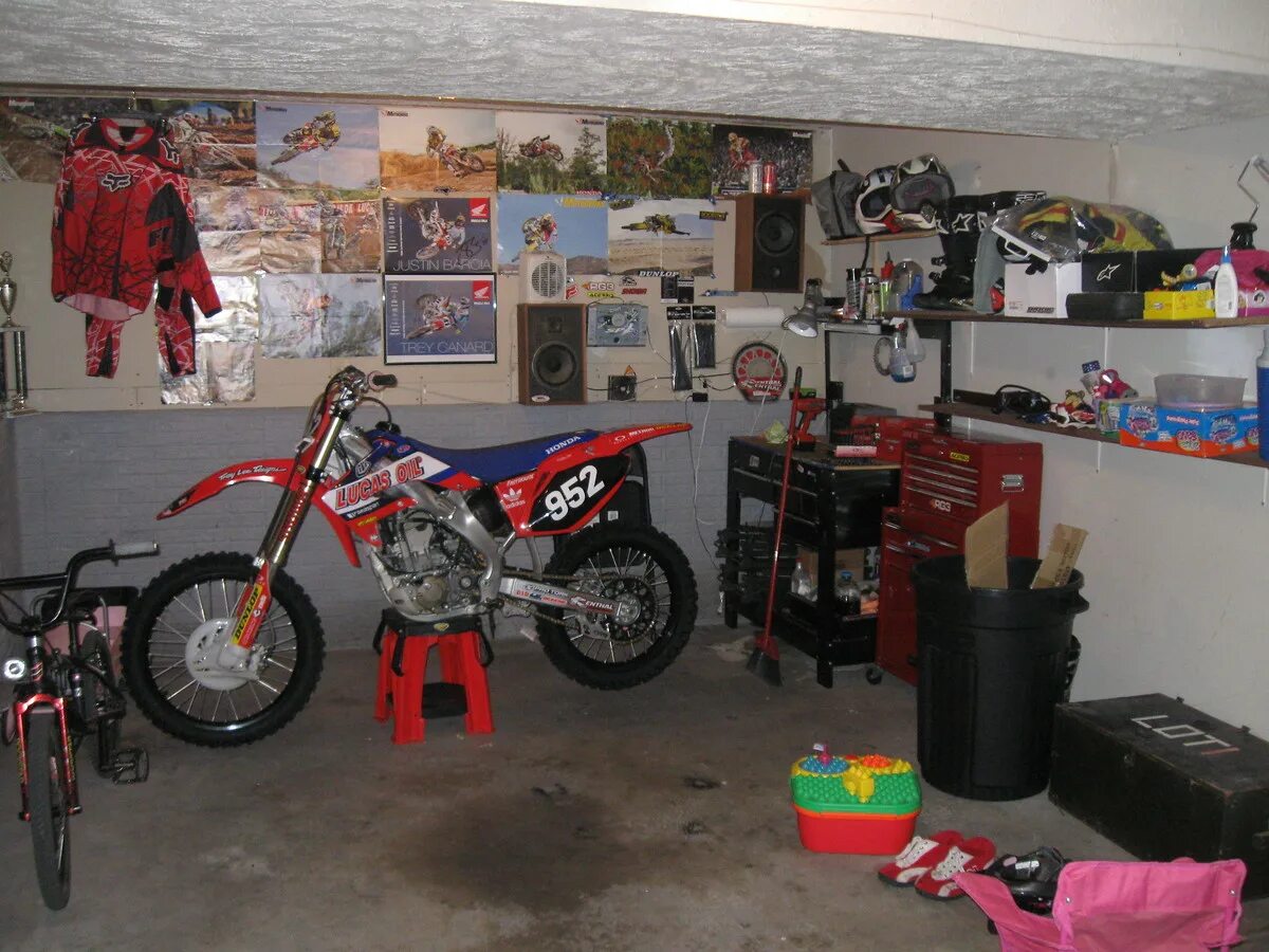 Где поставить мотоцикл. Питбайк в гараже 250 кубов. КТМ 125 В гараже. Гараж для мотоцикла. Кроссовый мотоцикл в гараже.