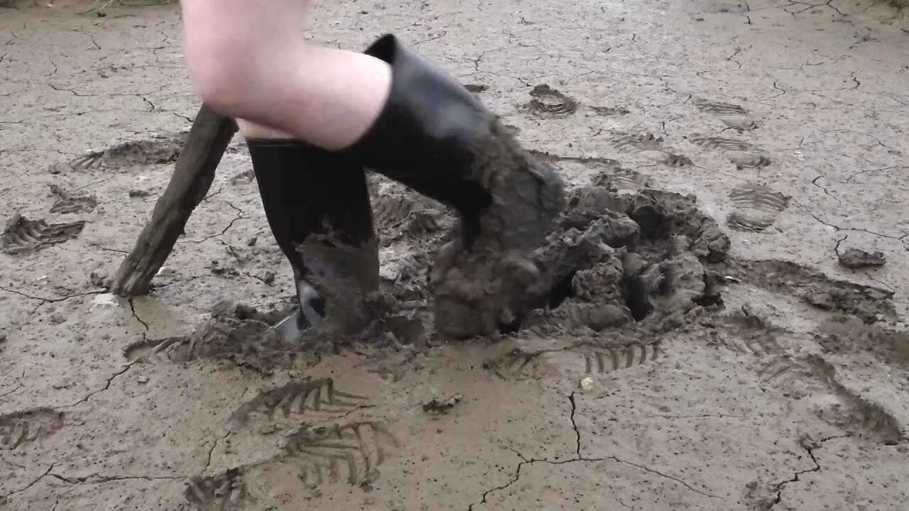 Кукла затоптанная в грязь. Мультяшная машина в грязи. Stick in the mud. Stick in the mud. Stick in the mud.