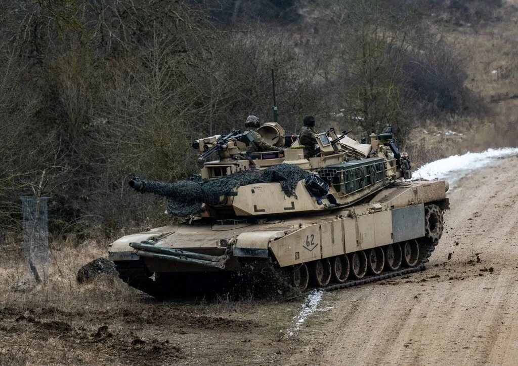 Цена танка абрамс 2023. Танк Абрамс 2022. M1 Abrams на Украине. Абрамс ВСУ. Абрамс леопард Леклерк.