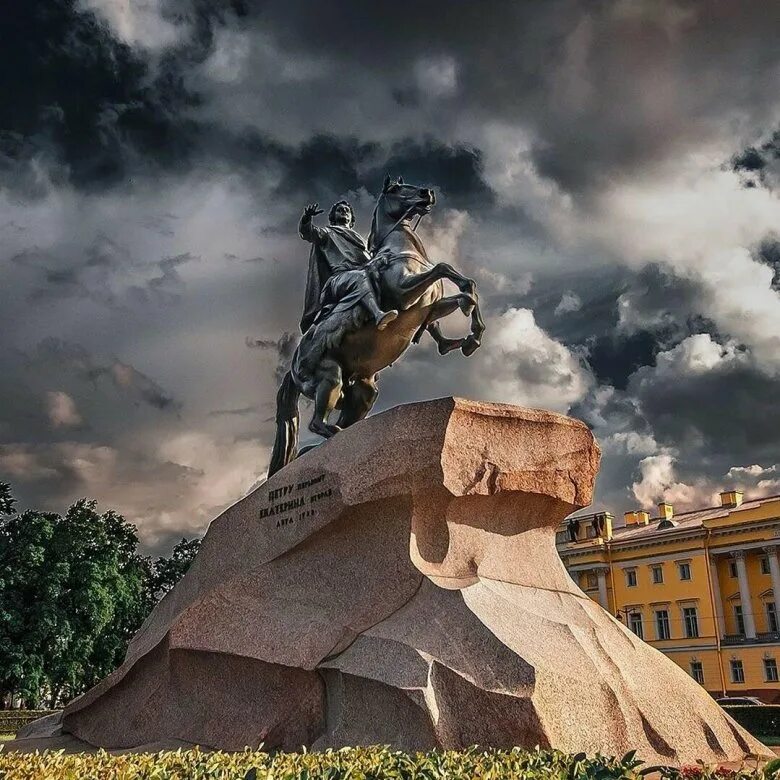 Памятник медному всаднику питер. Медный всадник памятник в Санкт-Петербурге. Медный всадник памятник Петру 1. Памятник Петру i медный всадник. СПБ памятник Петру 1 медный всадник.