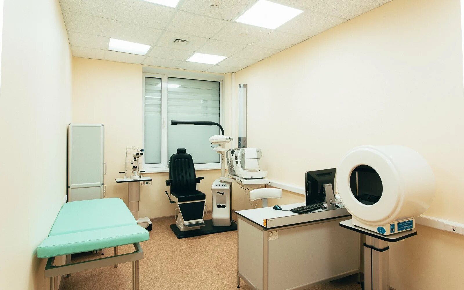 Оборудование глазного кабинета. Кабинет врача окулиста. Оборудование в кабинете офтальмолога. Кабинет офтальмолога оснащение. Офтальмологический кабинет оснащение.