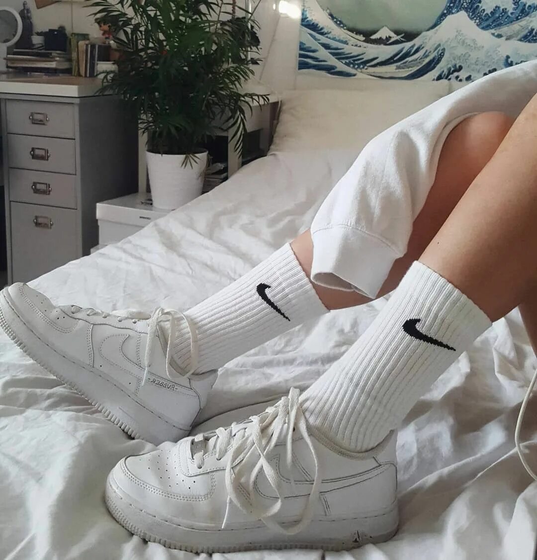 White socks girl. Носки найк белые высокие. Носки найк белые высокие женские. Носки найк белые 5 пар. Девушки в белых носочках.