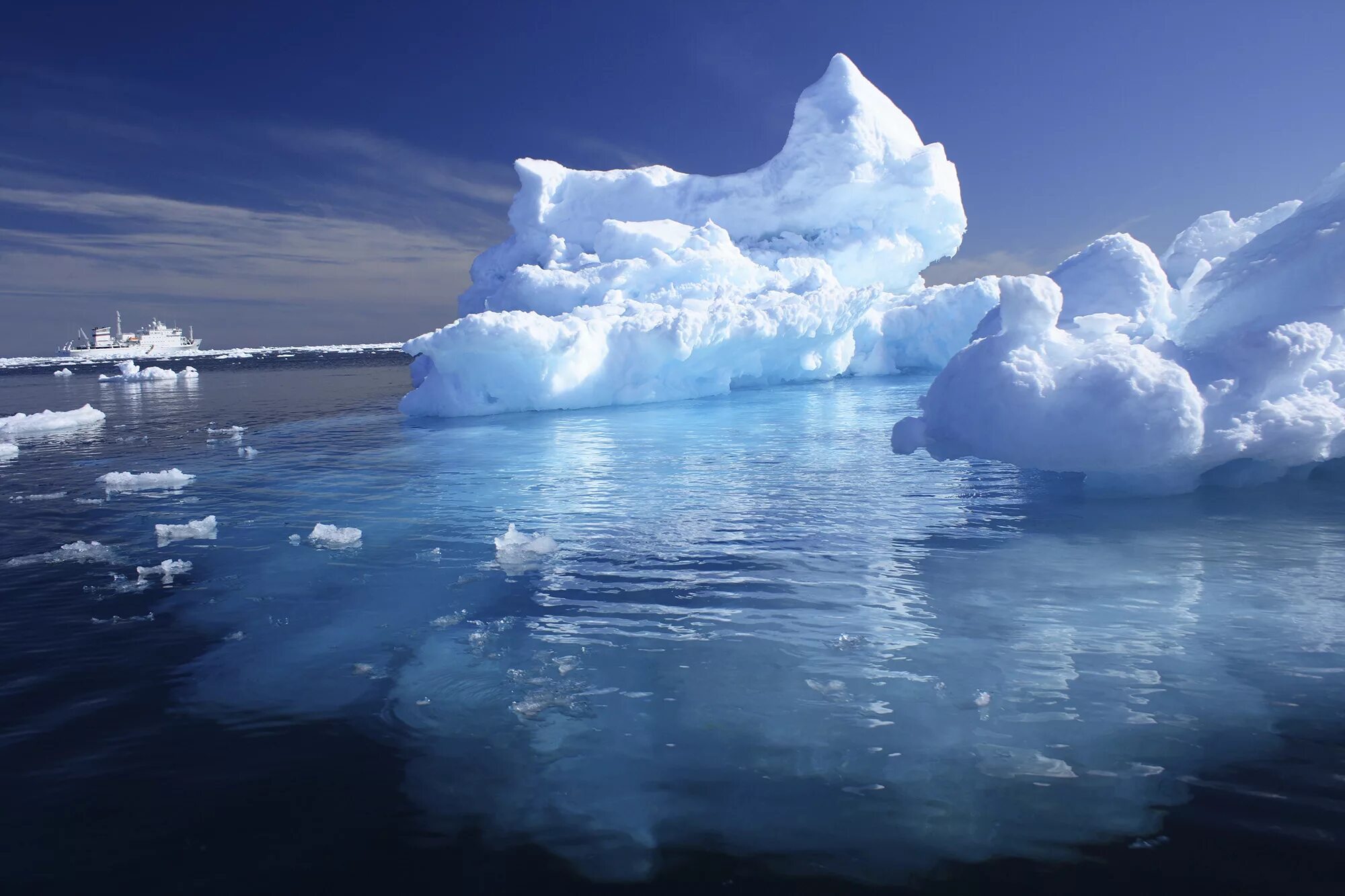 Айсберги Антарктиды. Арктика Антарктика Антарктида. Айсберги Антарктиды под водой. Айсберги в Арктике. Какая часть айсберга над водой