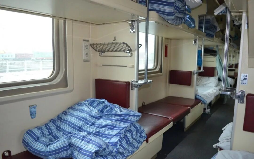 Москва орск плацкарт. Плацкарт екатеринбург. Шторка в поезд плацкарт. Фпк куйбышевский вагон купе. Поезд 137 саратов москва.