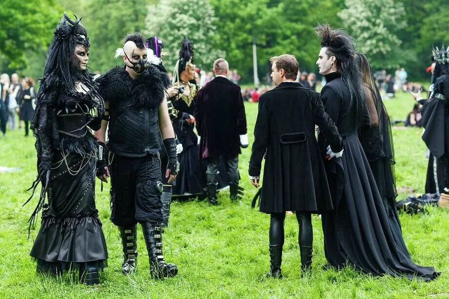 Готика субкультура. Готы 2000. Гот под. Прически в готическом стиле. Готы молодежная субкультура.