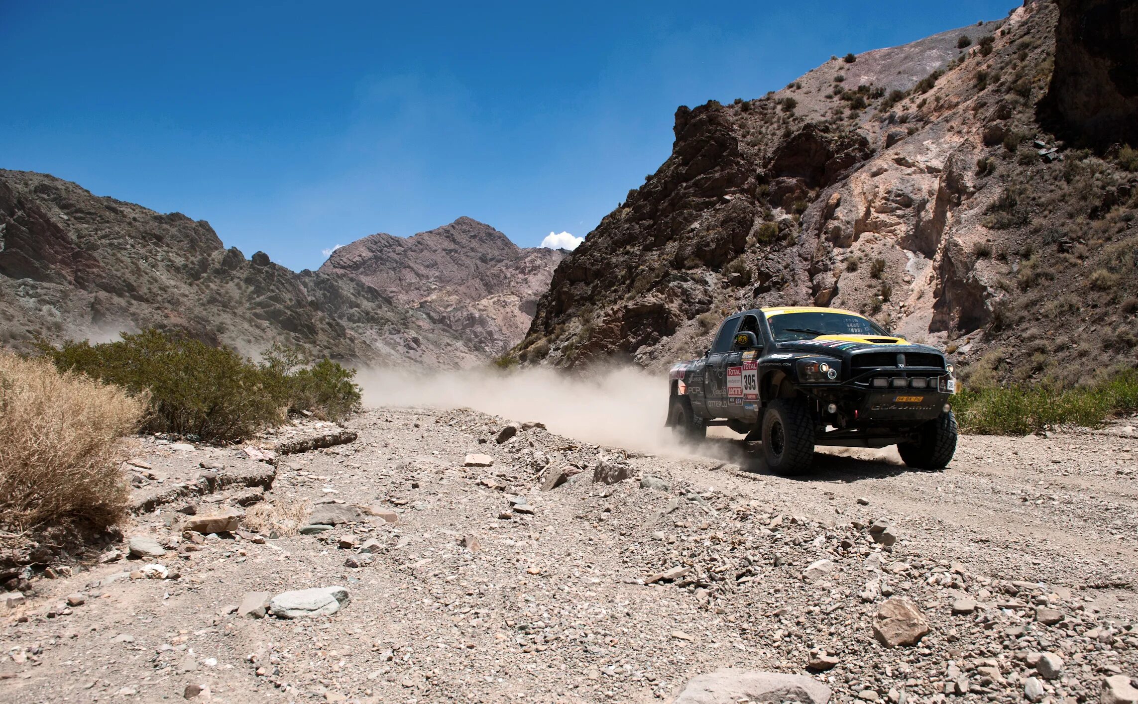 Volkswagen touareg dakar rally. Гонки на машинах джипах. Гоночный внедорожник. Colin mcrae dirt 2. Гоночные джипы.