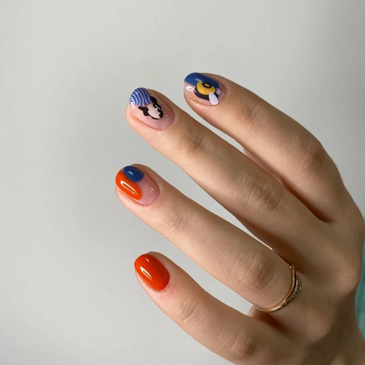 маникюр с золотистыми бабочками. маникюр в стиле девяностых. крашеные ногти. маникюр 90е. ногти в стиле 90-х.