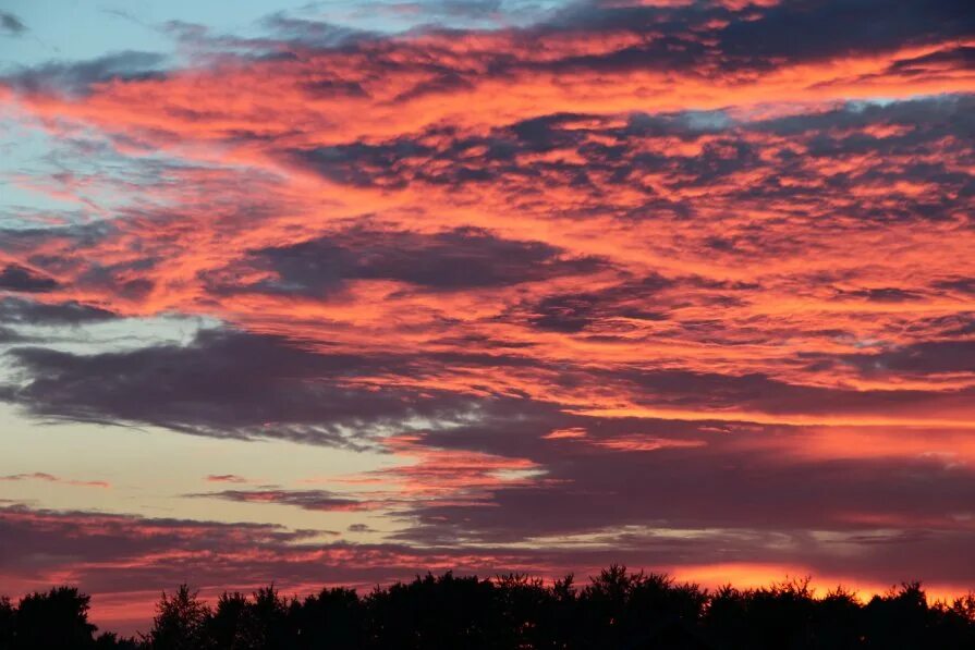 красные облака. горящая туча. горящее небо. горящая туча. горящее небо.