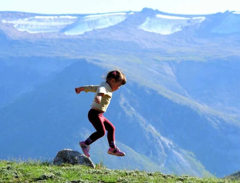 Mountain child. Горы для детей. Дети бегут с горы. Счастливые дети в горах. Бег в горах.