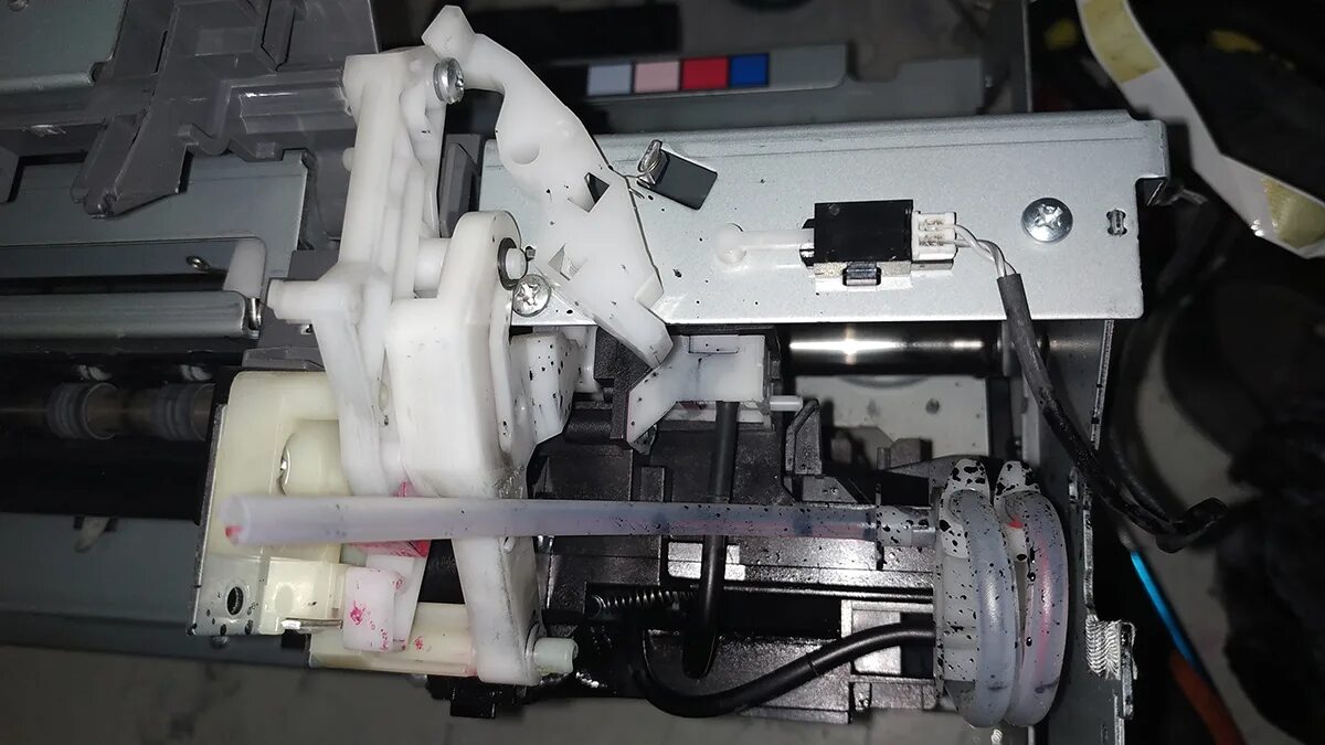 Epson l800 мигает. Epson 1410. демпфер epson 1410. горит две лампочки epson 1410. epson 1410 лоток подачи бумаги.