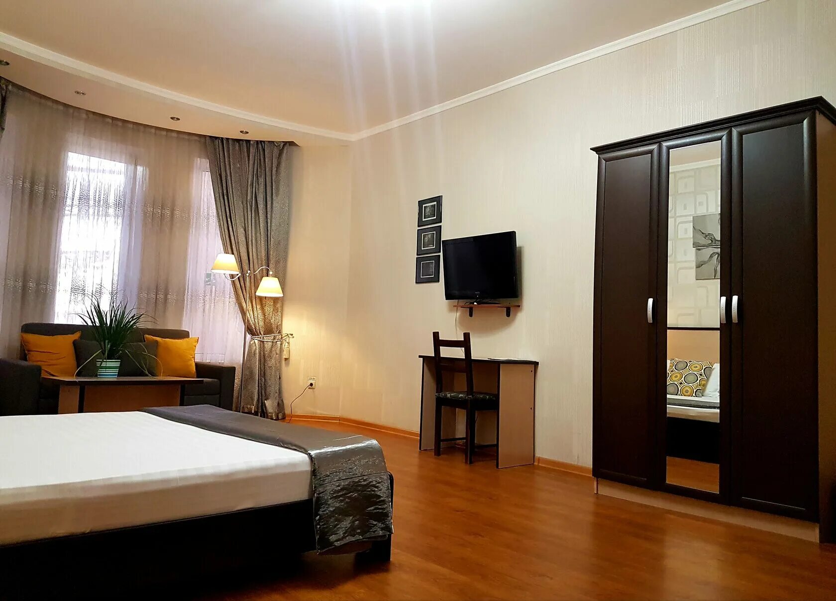 Отель art hotel краснодар. Бизнес отель краснодар. Гостиницы краснодар адрес. Гостиница дзержинский. Гостиница аэропорт краснодар пашковский.