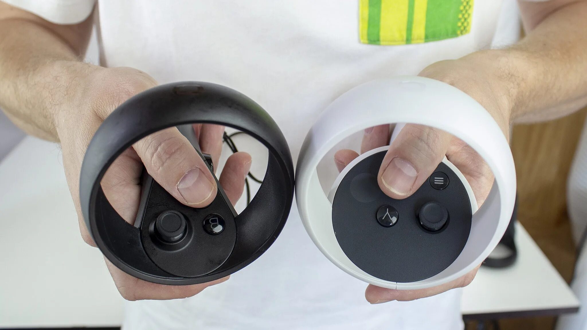 Oculus quest vs oculus quest 2. Quest 2 контроллер. окулус квест 2. окулус quest 2 контроллеры. джойстик oculus quest 2.