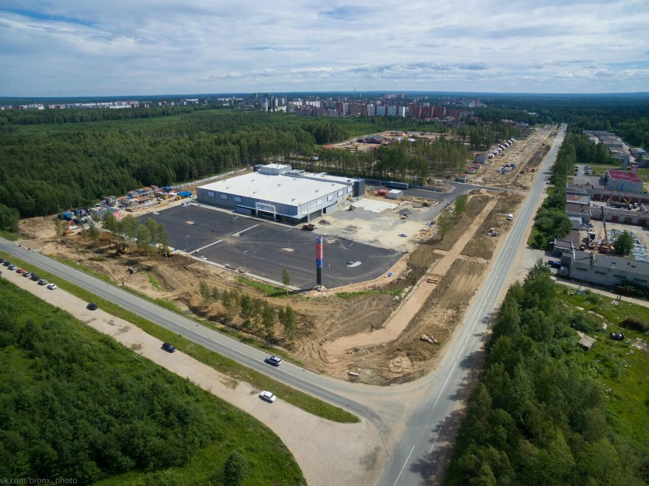 ул морская сосновый бор. фотосессия в соснах. дорога в лесу. магазины города сосновый бор. город сосновый бор ленинградская область.